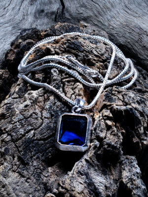  Adorn yourself with this stunning blue stone pendant, a symbol of calm and tranquility.